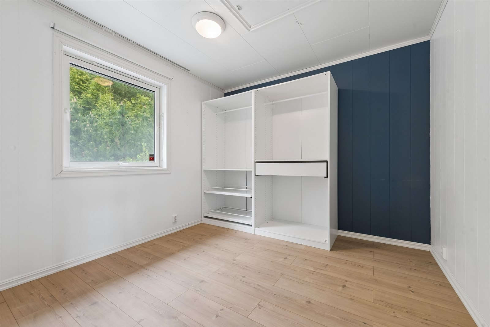 Soverommet på hovedplan vender ut mot terrenger, og har en god størrelse. Galleribilde