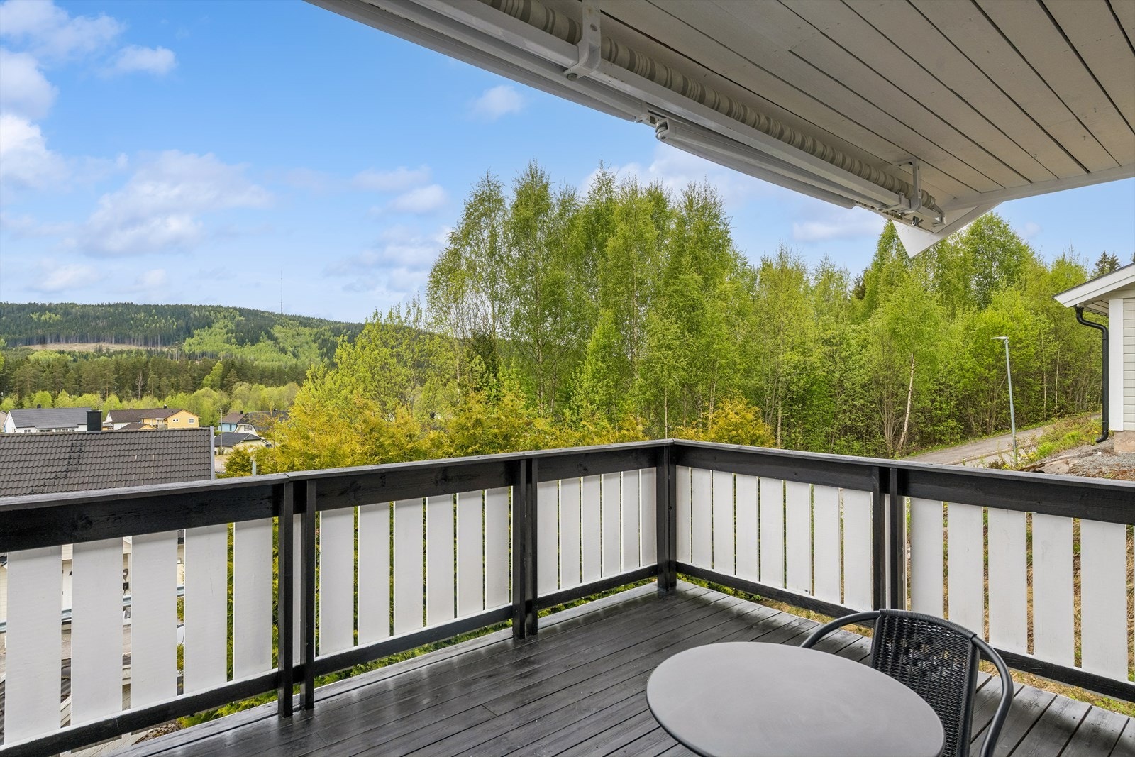 Alle terrassene/uteområdene er nylig beiset. Galleribilde