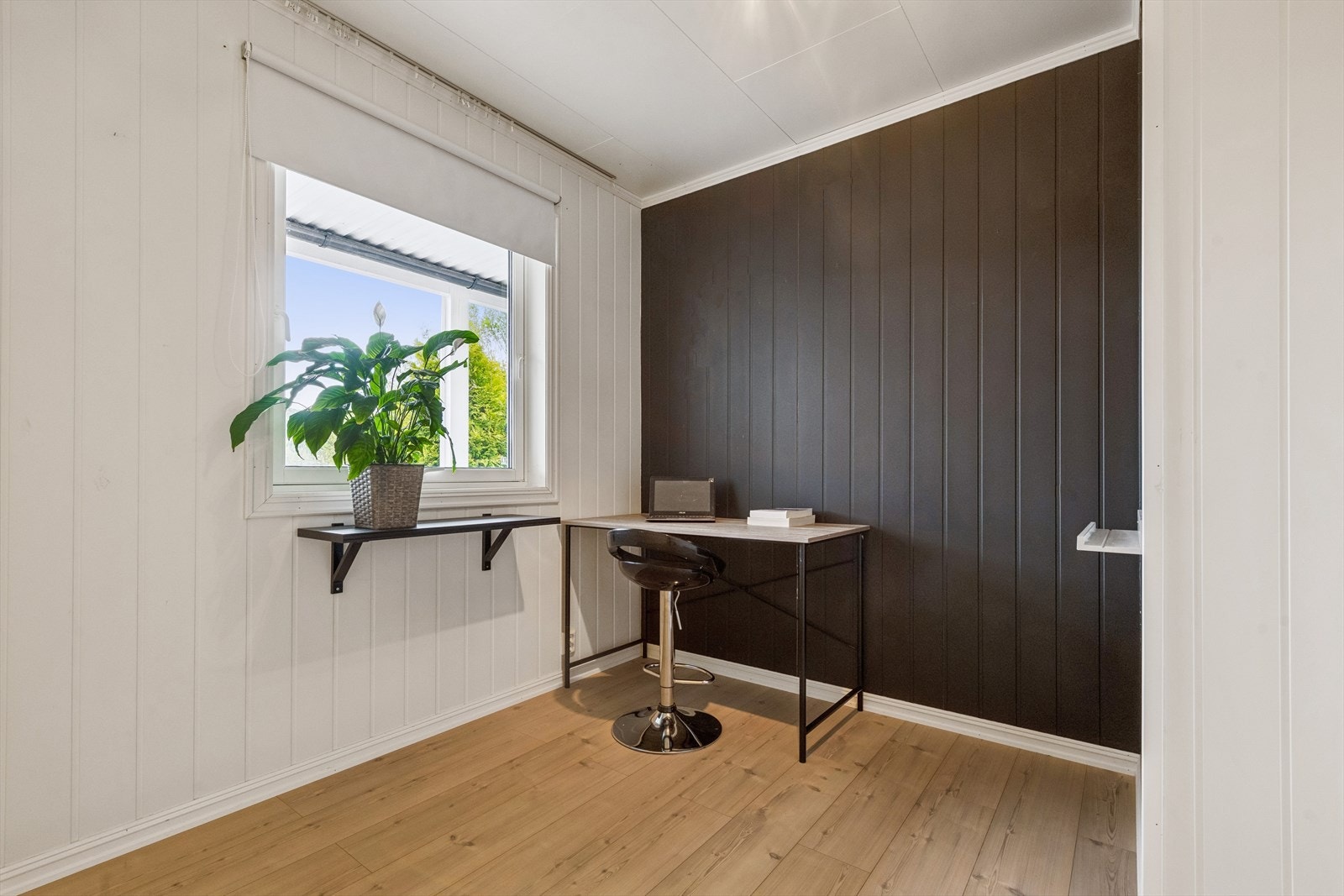 Det andre soverommet i underetasjen, praktisk innredet med plass til kontorløsning. Galleribilde