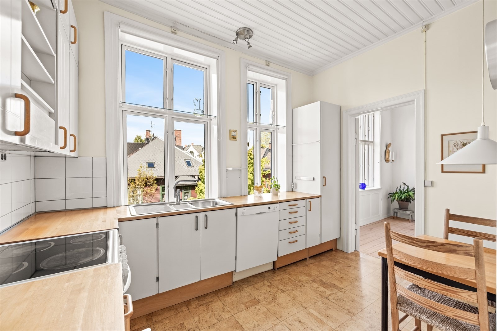 Kjøkkenet ligger fint til i tilknytning til spisestuen. Galleribilde
