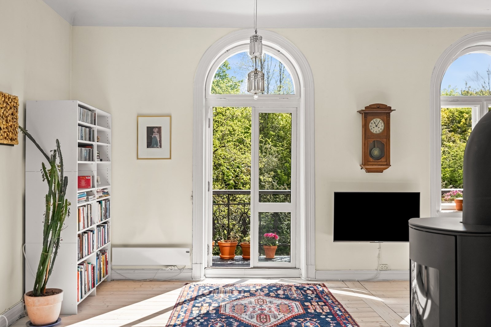 Fra stuen er det direkte utgang til en hyggelig balkong med grønt og frodig utsyn. Galleribilde