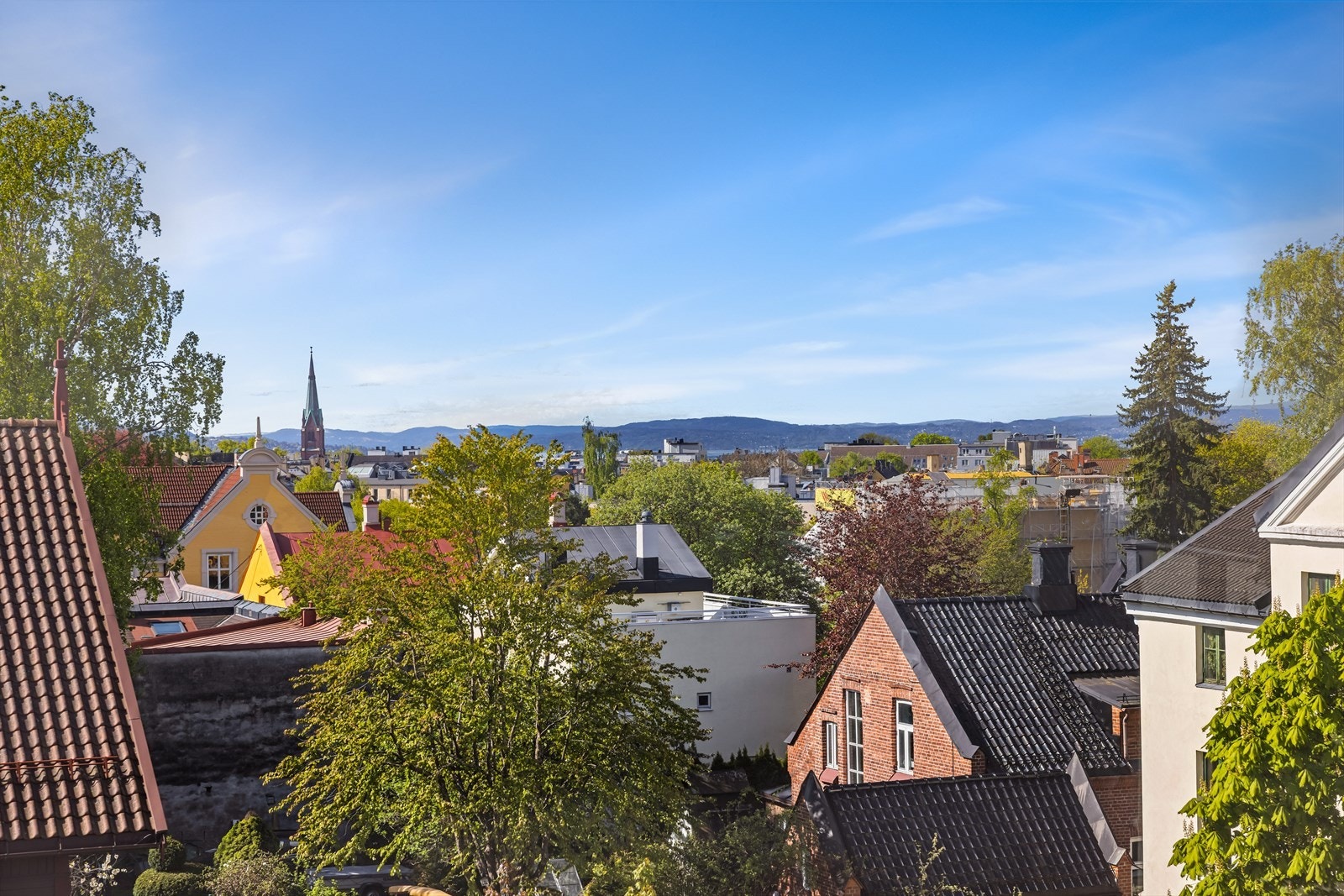 Flott utsyn over hustakene mot Uranienborg kirke Galleribilde