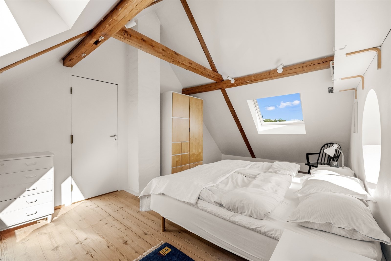 Her er det gode garderobe- og oppbevaringsmuligheter. Galleribilde