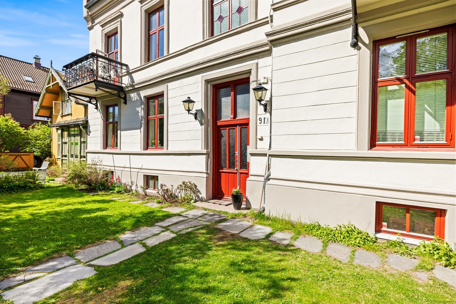 Pent opparbeidet inngangsparti i rolige og grønne omgivelser. Galleribilde