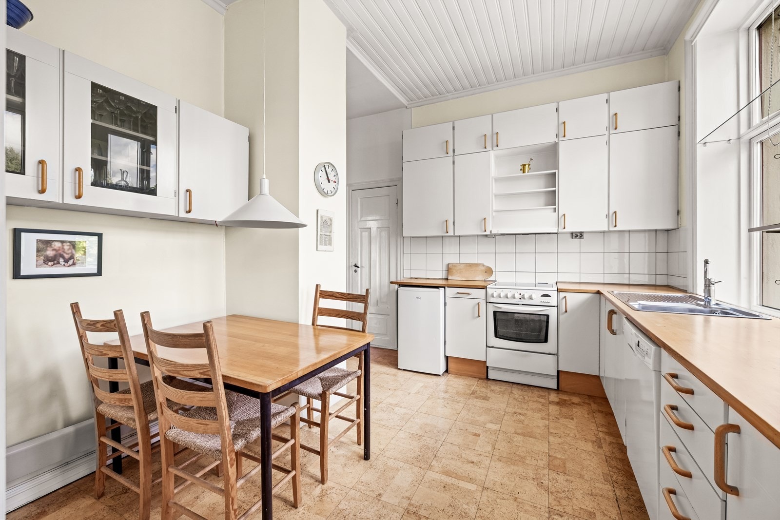 Hyggelig spiseplass også på kjøkkenet. Galleribilde