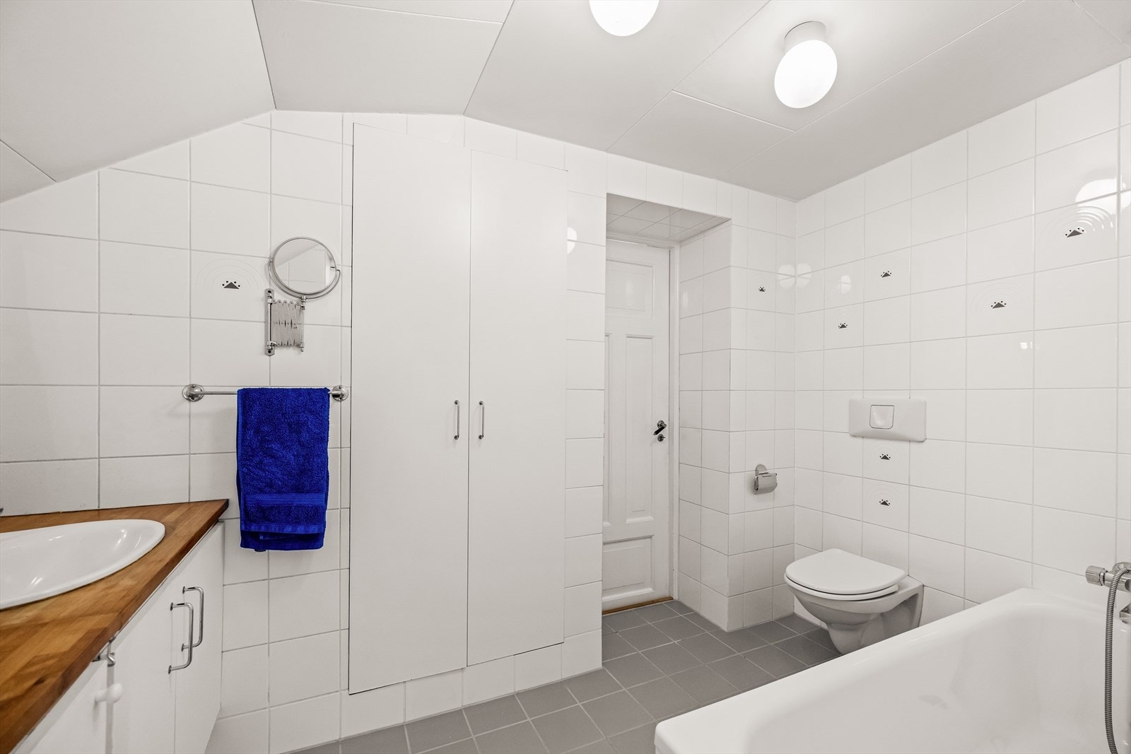 Flislagt bad med badekar i 3 etg. Fra badet er det gjennomgang til det ene soverommet. Galleribilde