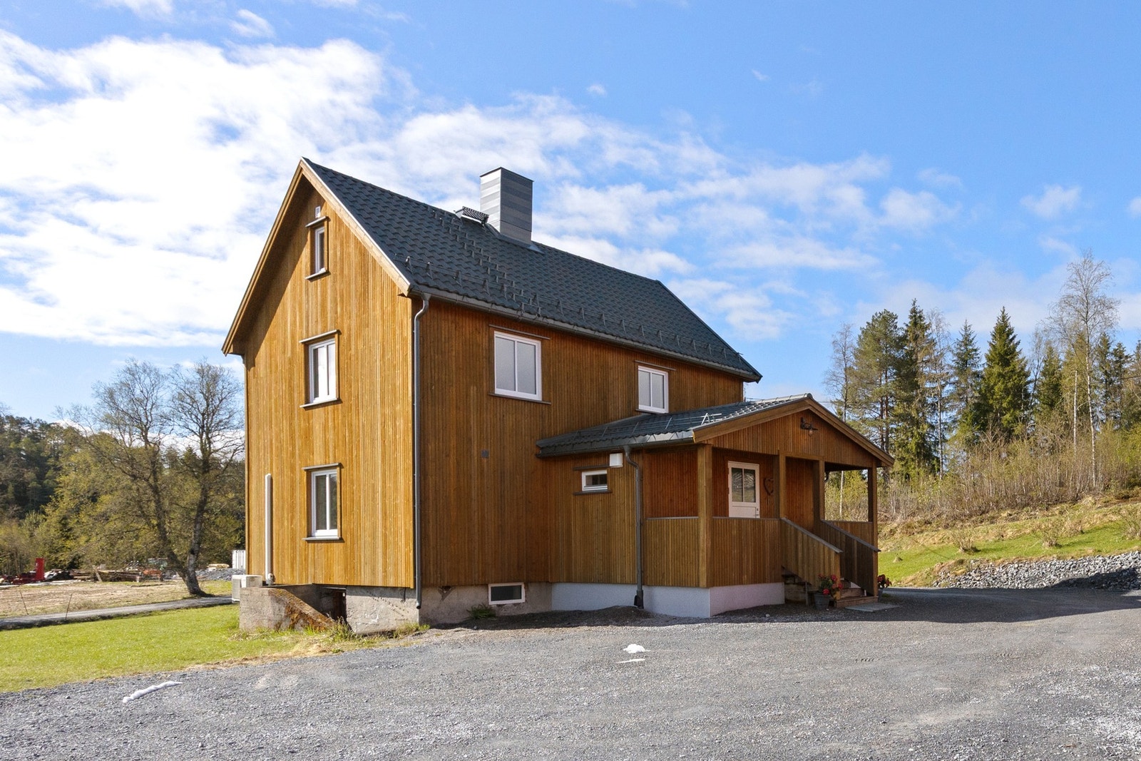 I 2020 ble det etterisolert vegger og byttet kledning, lagt nytt undertak og tak, samt satt inn nye vinduer. Galleribilde