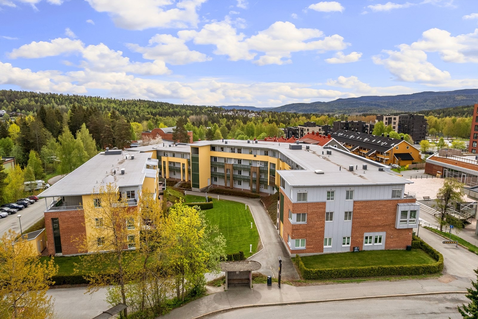 Borettslaget er beliggende i et rolig og etablert område med umiddelbar nærhet til Konnerud senter Galleribilde