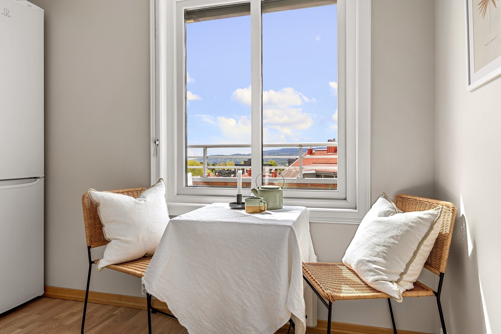 Plass for hyggelig frokostbord på kjøkkenet Galleribilde