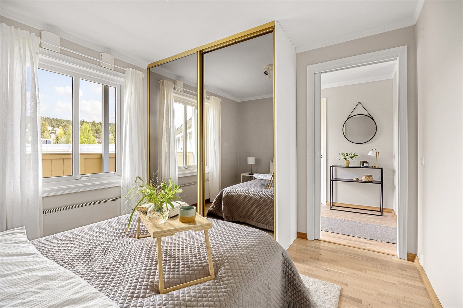 Praktisk skyvedørsgarderobe med gode oppbevaringsmuligheter Galleribilde
