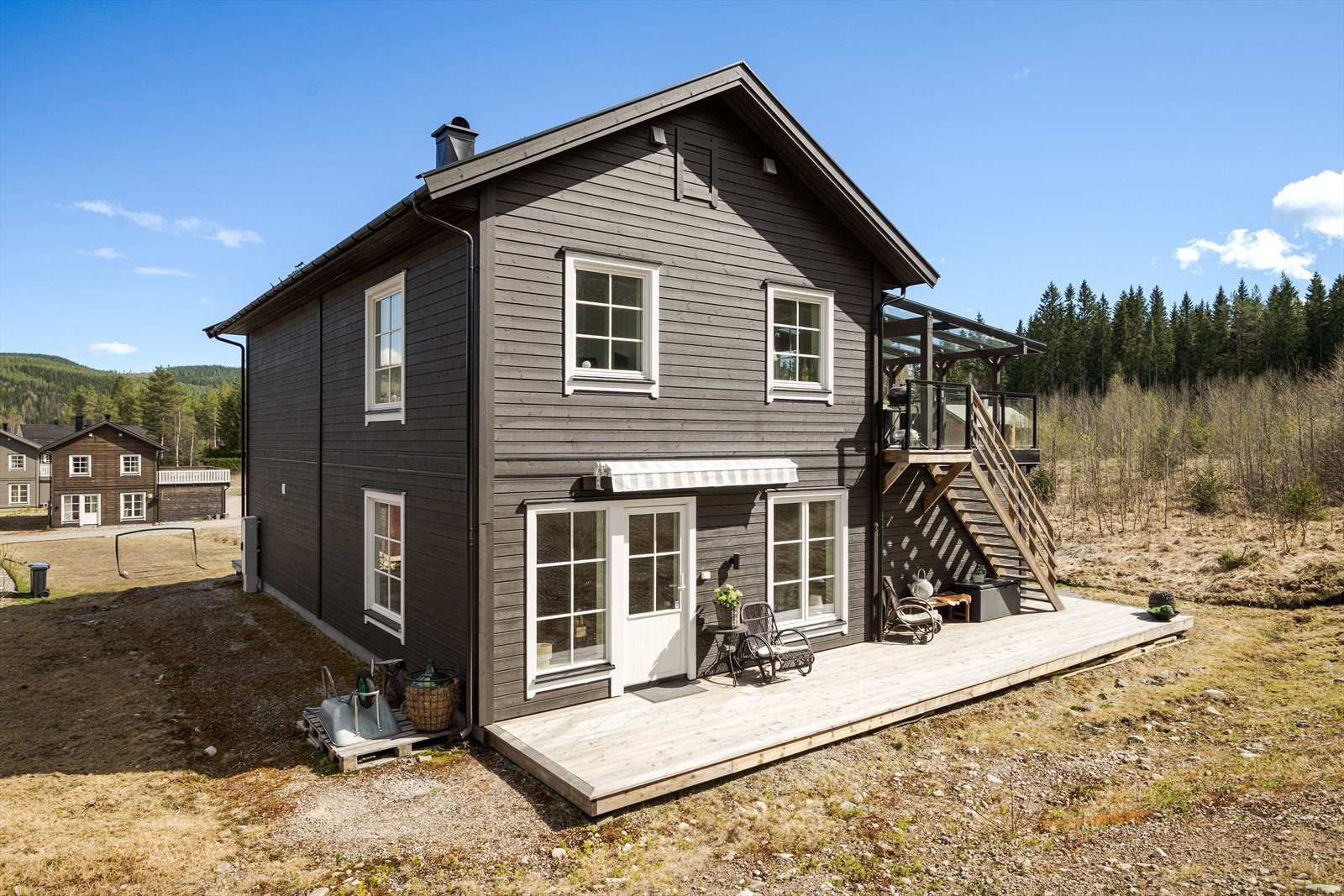 Terrassenes plassering sikrer at man får gode solforhold gjennom hele dagen. Galleribilde
