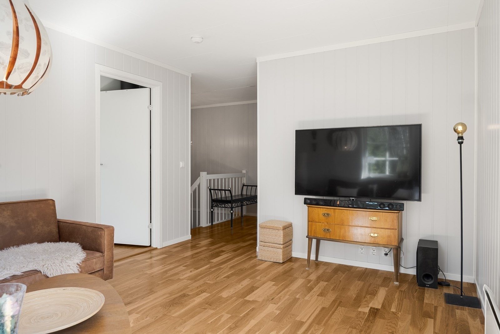 Fra 2.etasje er det utgang til en stor og solrik balkong som gikk nytt gulv i 2022. Galleribilde