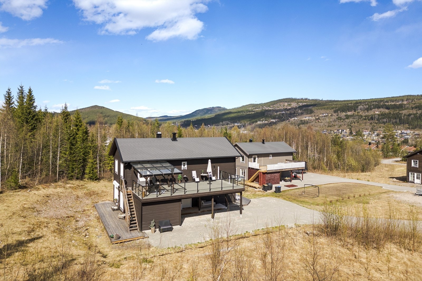 Eiendommen ligger i Vestadbakken, ca. 1,5 km fra Trysil sentrum, i et relativt nytt boligområde. Galleribilde