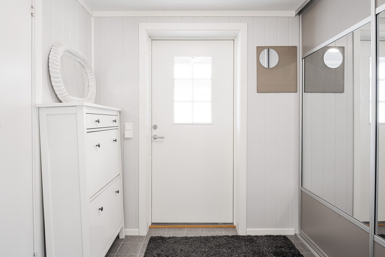 Vel inne i 1.etasje møtes du av en lys og romslig gang med stor skyvedørsgarderobe for oppbevaring av yttertøy og sko. Galleribilde