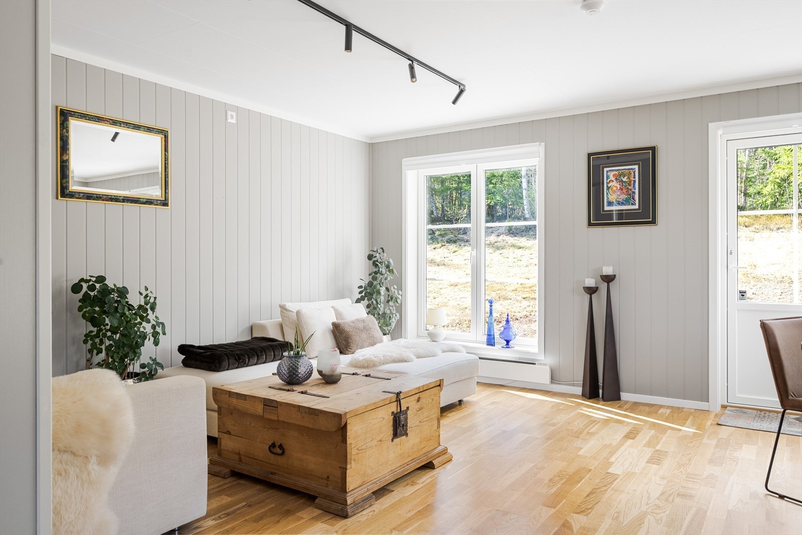 Boligen er fra 2019 og har et moderne og stilrent preg med lyse materialvalg. Planløsningen har gjennomtenkte og gode soner med store vindusflater som slipper inn mye naturlig lys. Galleribilde