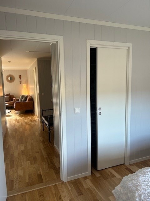 Hovedsoverommet har en stor og god walk-in garderobe med skyvedør. Galleribilde