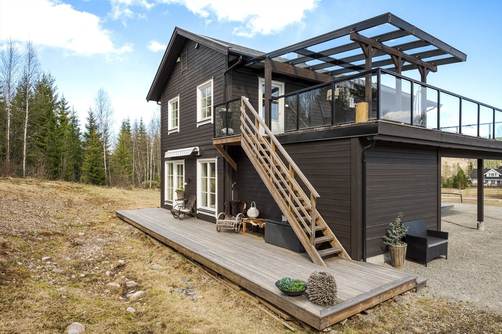 Det ble etablert to terrasseplattinger på bakkeplan i 2023, en på hver side av boligen. Galleribilde