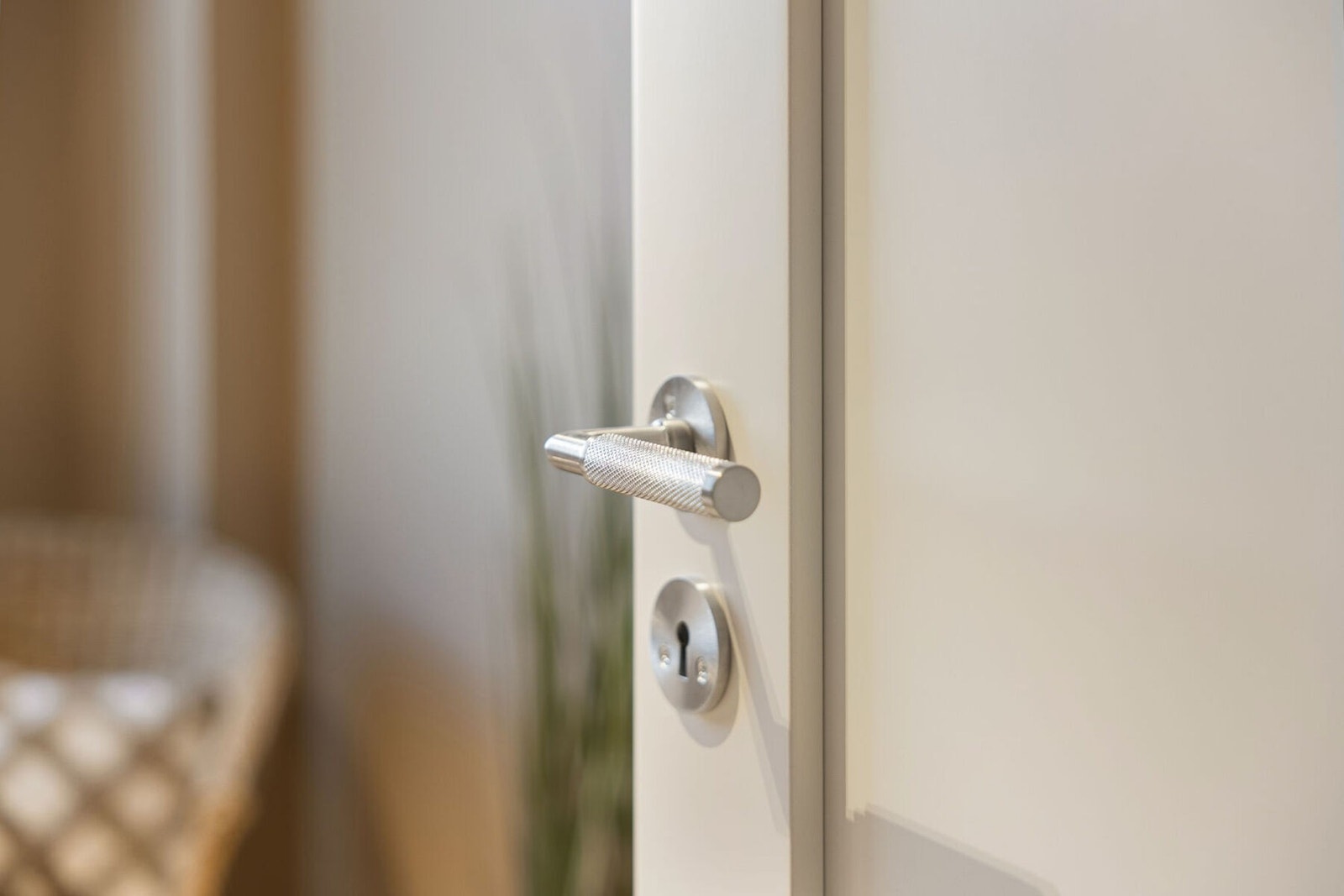 Leiligheten har massive innerdører med god lyddemping og eksklusive detaljer som bl.a. moderne dørhåndtak med elegant, børstet finish. Galleribilde