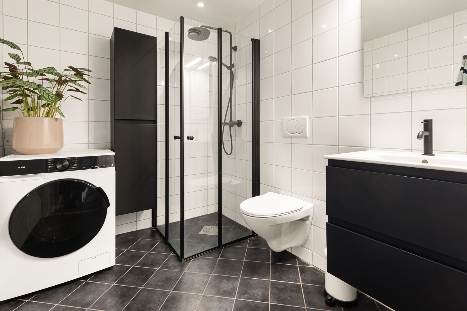 Badet er helfliset og har elektrisk gulvvarme og er utstyrt med opplegg for vaskemaskin. Galleribilde