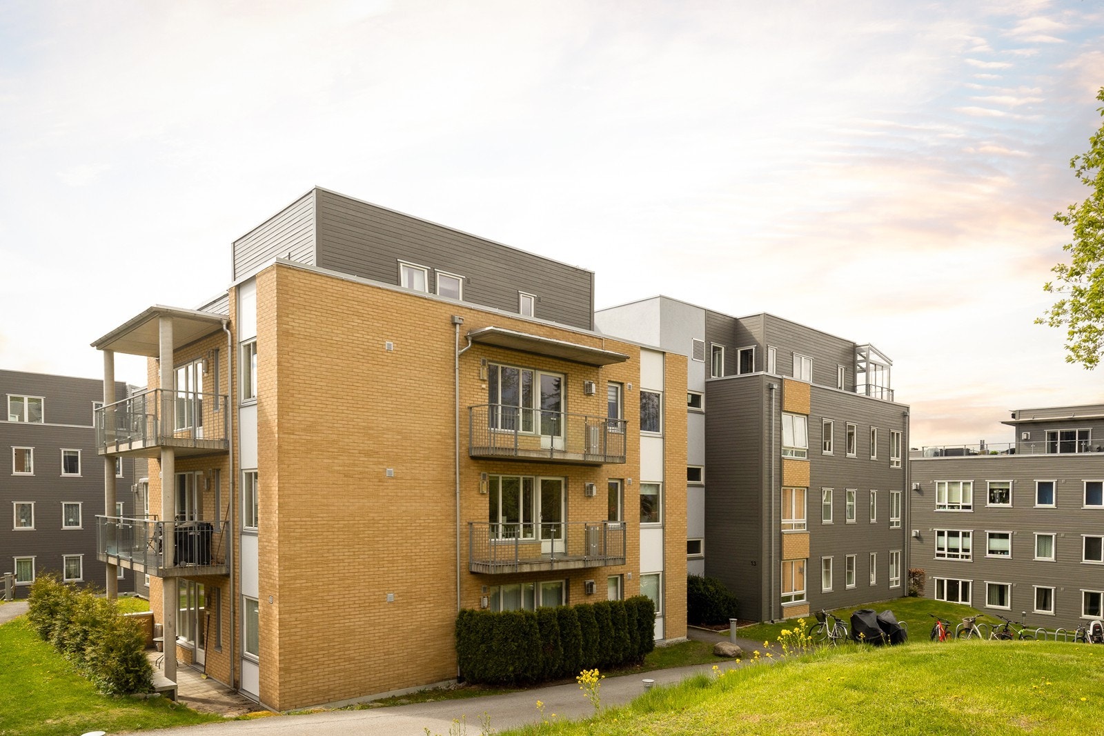 Eiendommen ligger i et attraktivt og nyere boligområde på Skitunet, bygget i 2009. Galleribilde