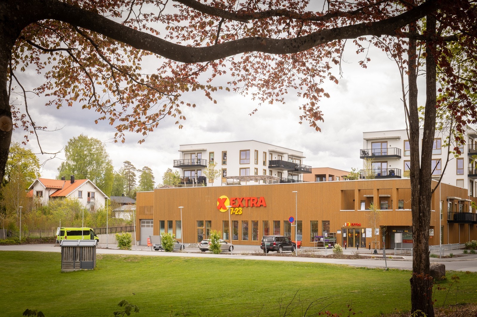 Kort gangavstand til dagligvarebutikk. Med tog fra Ski stasjon tar reisen til Oslo S kun 11 minutter. Galleribilde