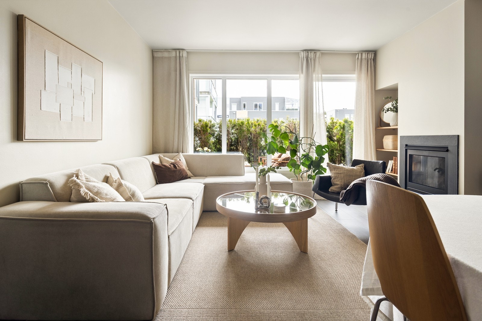 Stuen har god plass til sofa og direkte utgang til en romslig, sydvendt uteplass. Galleribilde