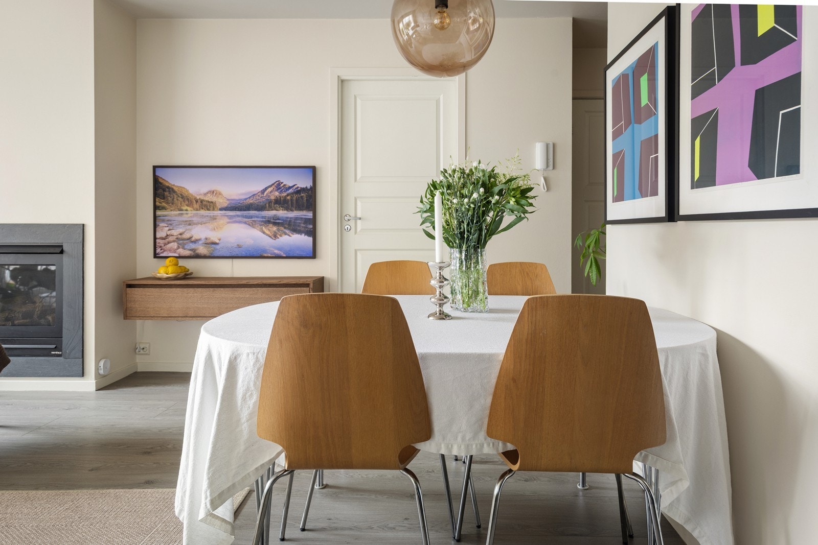 Stuen er malt i en lys og moderne beigetone som bidrar til et moderne og tidsriktig uttrykk. Galleribilde