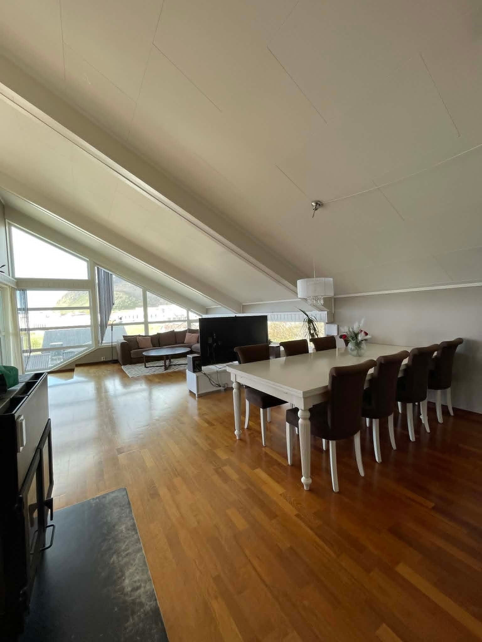 Spisestue mot sofagruppe hoveddel Galleribilde