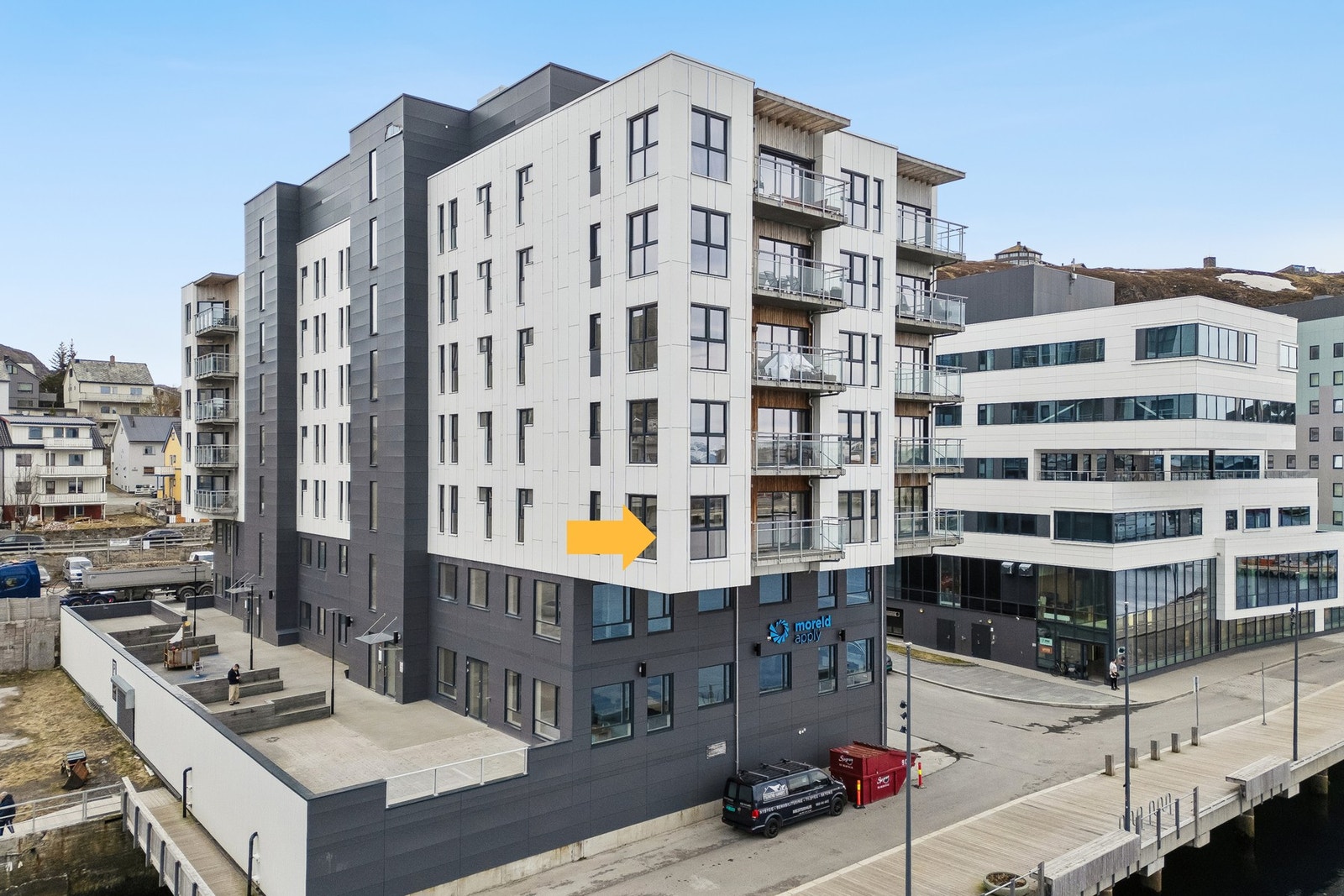 Bygget ligger fantastisk til mot sjøen. Nærheten til sentrum, hav og havn som denne er sjelden, noe som alltid betyr attraktive boliger. Galleribilde
