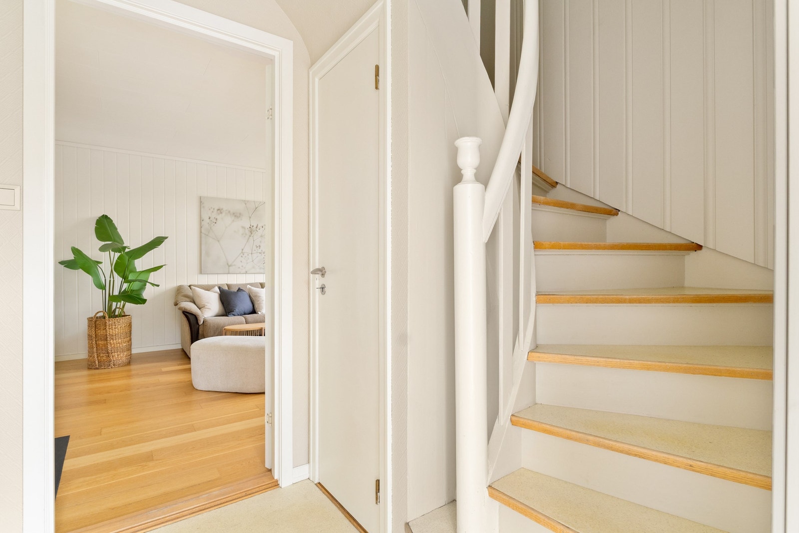 Entréen i 1. etasje leder inn til bad og stue. Trappen fører opp til boligens loftsetasje. Galleribilde