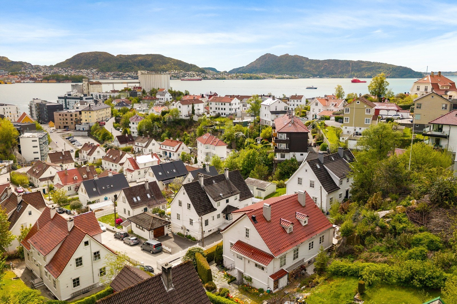 I området er det flere treningssenter og fine turmuligheter som for eksempel Stoltzekleiven og byfjellene. Om sommeren kan man benytte seg av badeplassen Sandviken Sjøbad ved Gamle Bergen. Galleribilde