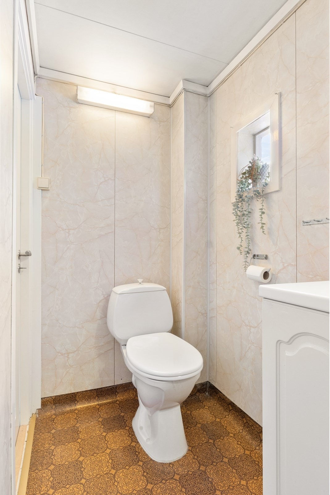 Badet har gulvbelegg, baderomsplater på vegger og takplater i himling. Galleribilde