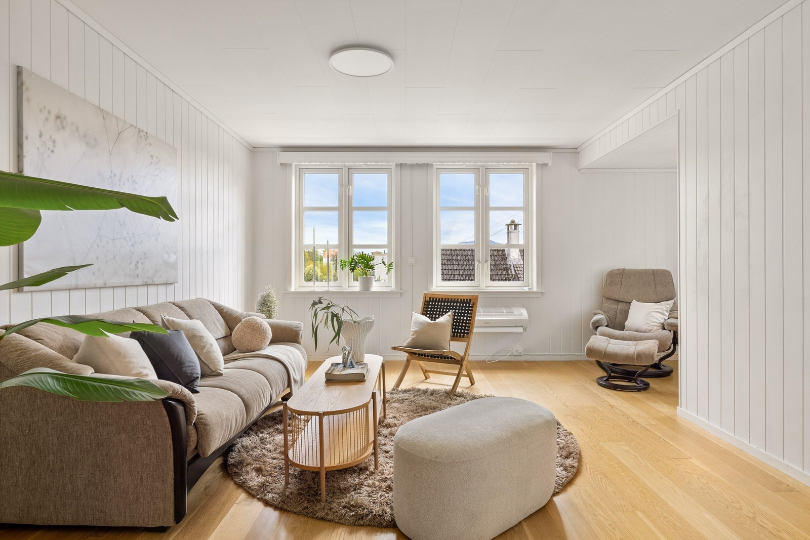 Boligens 1. etasje inneholder stue, spisestue, kjøkken, bad og entré. (Foto: Stian Inderhaug) Galleribilde