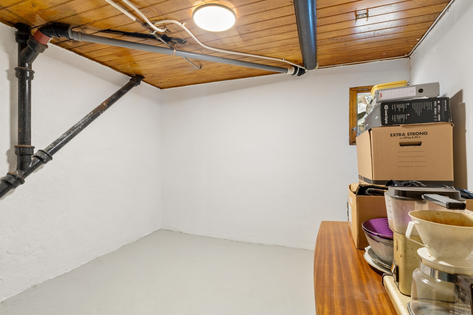 I kjelleren er det rikelig med lagringsplass i boder. Galleribilde
