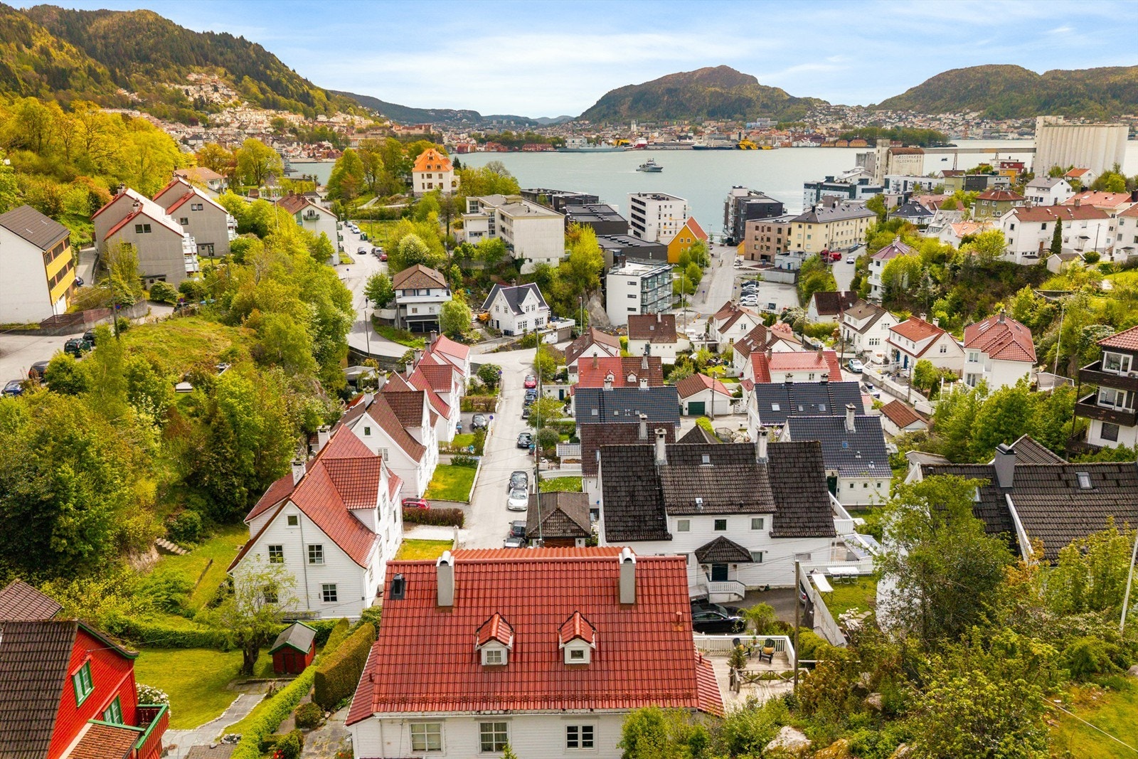 Her har man nærhet til både byliv, sjø og fjell. Bergen sentrum er kun en kort sykkel- eller kjøretur unna med alt av nødvendige servicetilbud og fasiliteter. Galleribilde