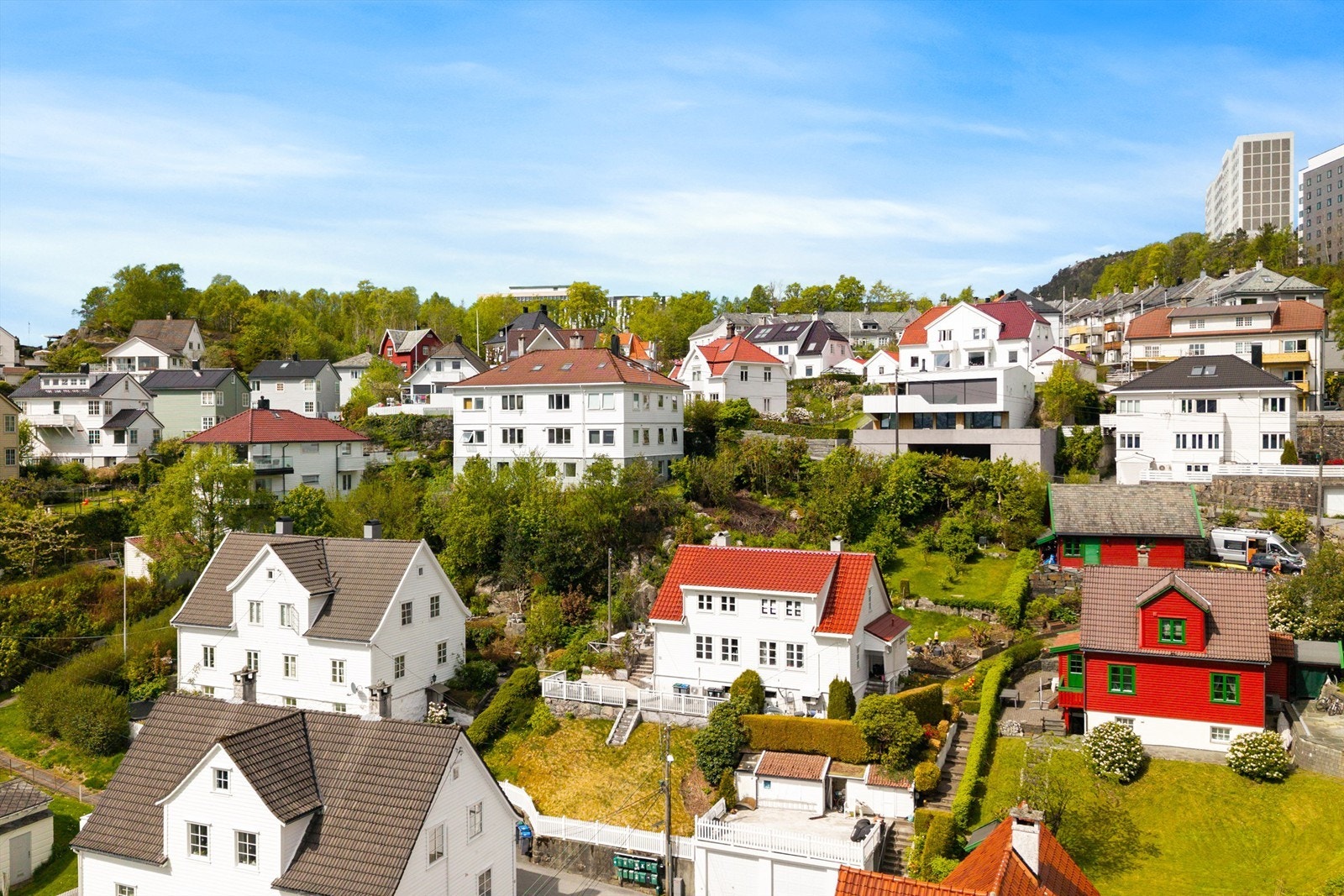 Det er gangavstand til Hellen barneskole og Nyhavn barnehage, samt kollektivtransport, Norges Handelshøyskole, Joker og Rema 1000. Galleribilde