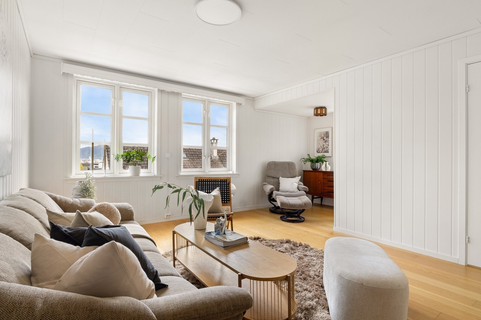 I stuen er det installert varmepumpe og det er god plass til sofagruppe og ønsket møblement. Galleribilde