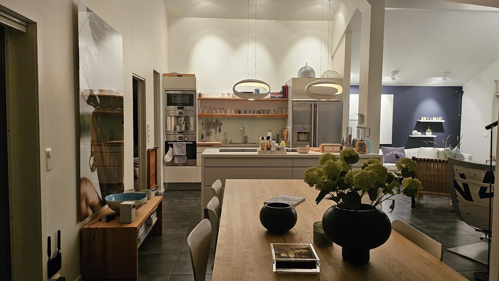 Kjøkkenet har innredning med glatte fronter og laminert benkeplate, og er utstyrt med blant annet induksjonstopp, stekeovn, oppvaskmaskin og kjøl/frys. Galleribilde