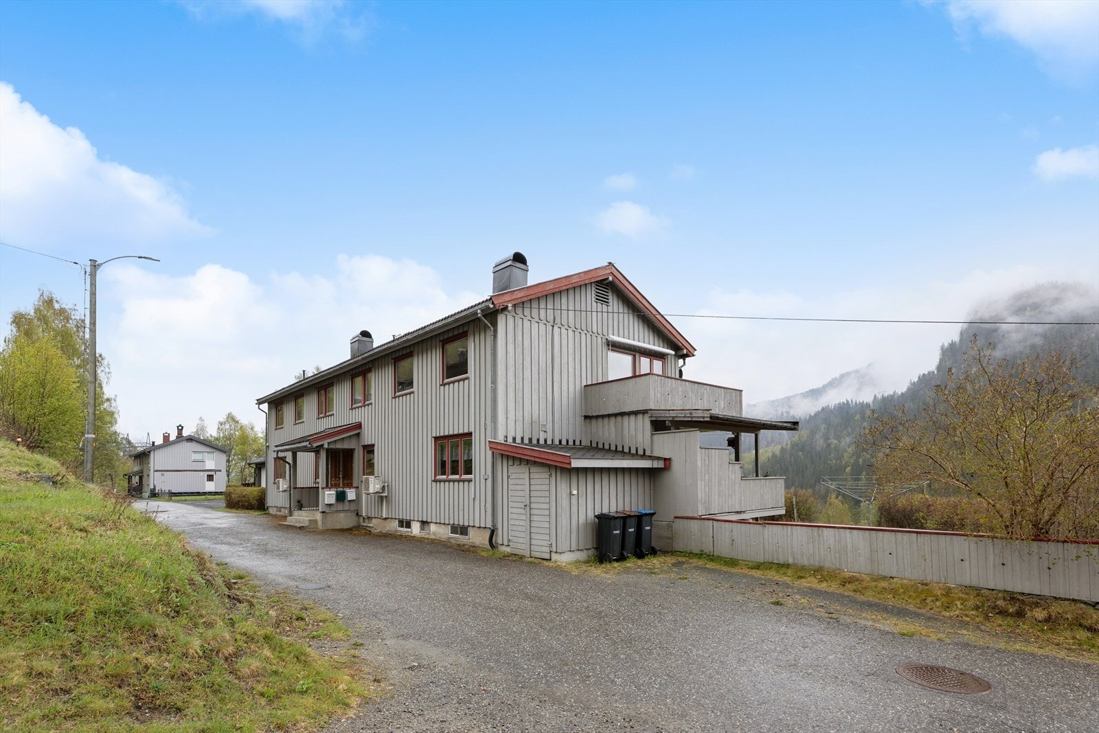 Stor vertikaldelt tomannsbolig. Galleribilde