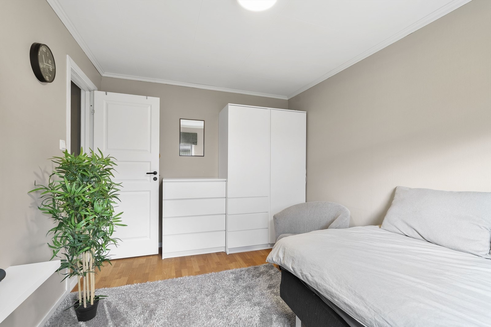 God plass til garderobeskap og kommode. Galleribilde