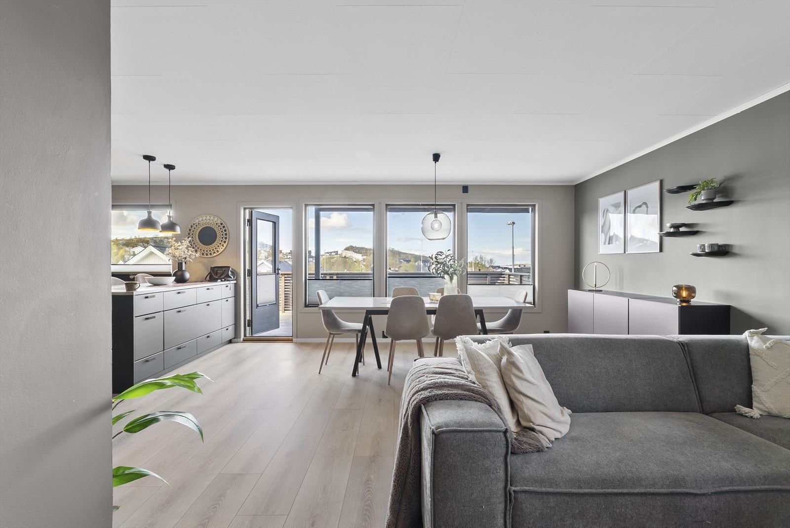 Romslig stue malt i moderne fargevalg. Galleribilde