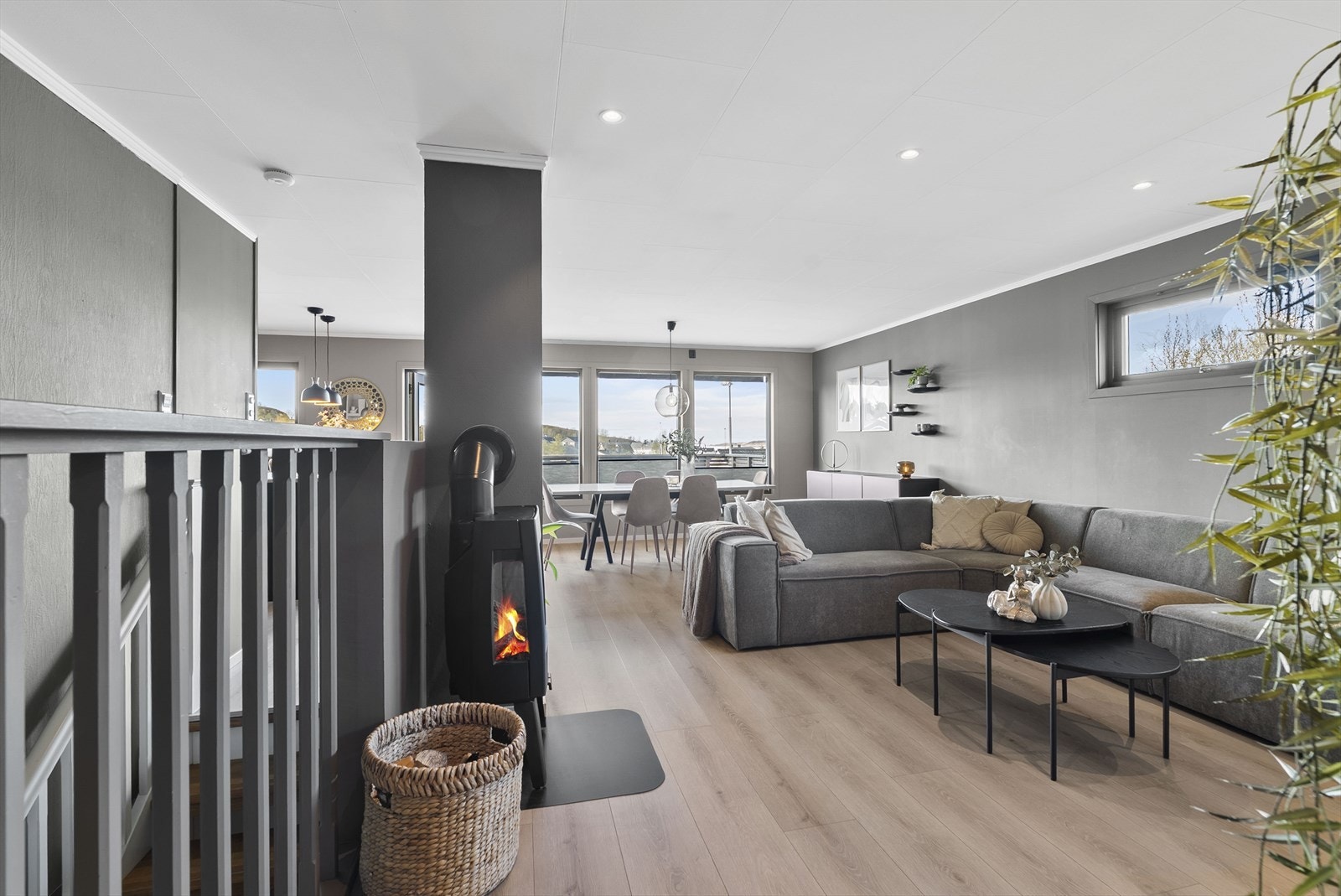 De store vindusflatene slipper inn godt med naturlig lysinnslipp. Galleribilde