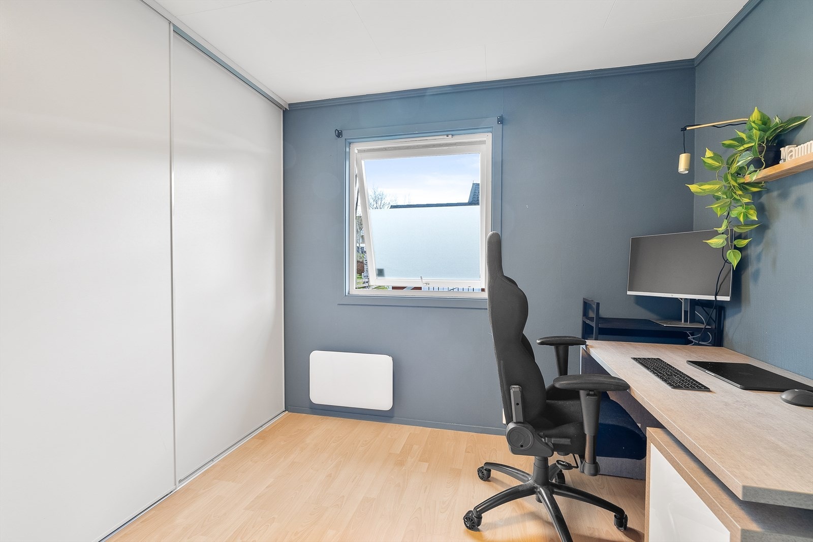 Soverom nr. 2 - med stor skyvedørsgarderobe. Galleribilde