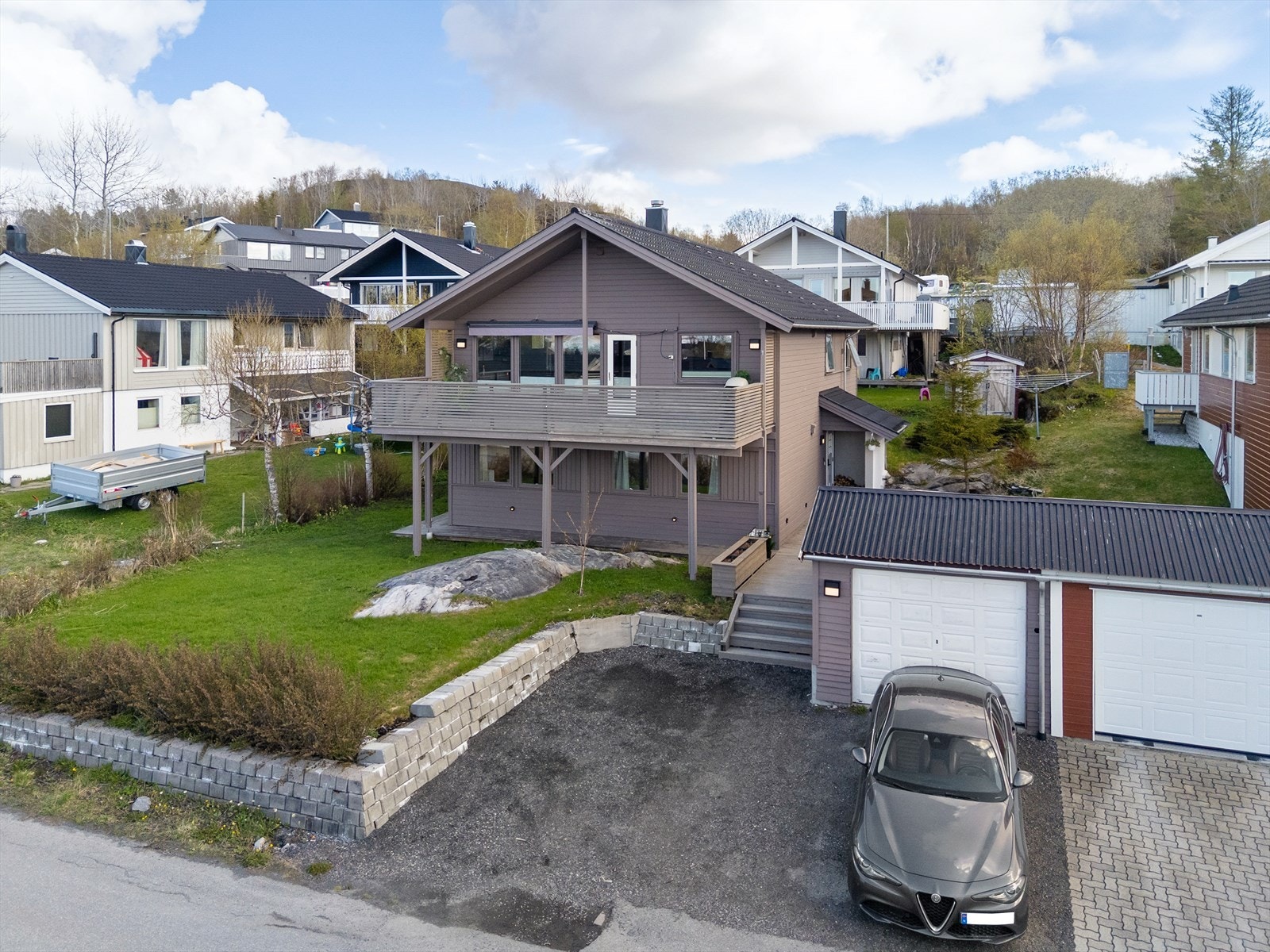 Godt med parkeringsplass på egen tomt og i garasje. Galleribilde