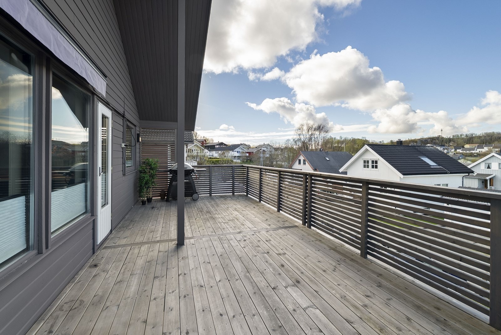 Romslig terrasse med god plass til flere utemøbler. Galleribilde