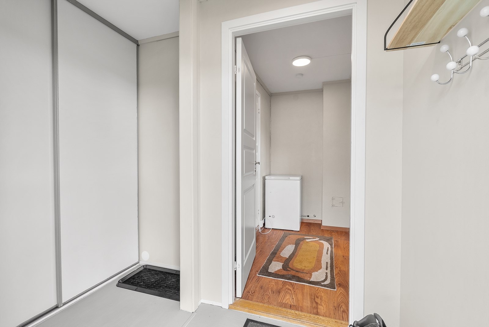 Utleie: Entré med skyvedørsgarderobe. Galleribilde