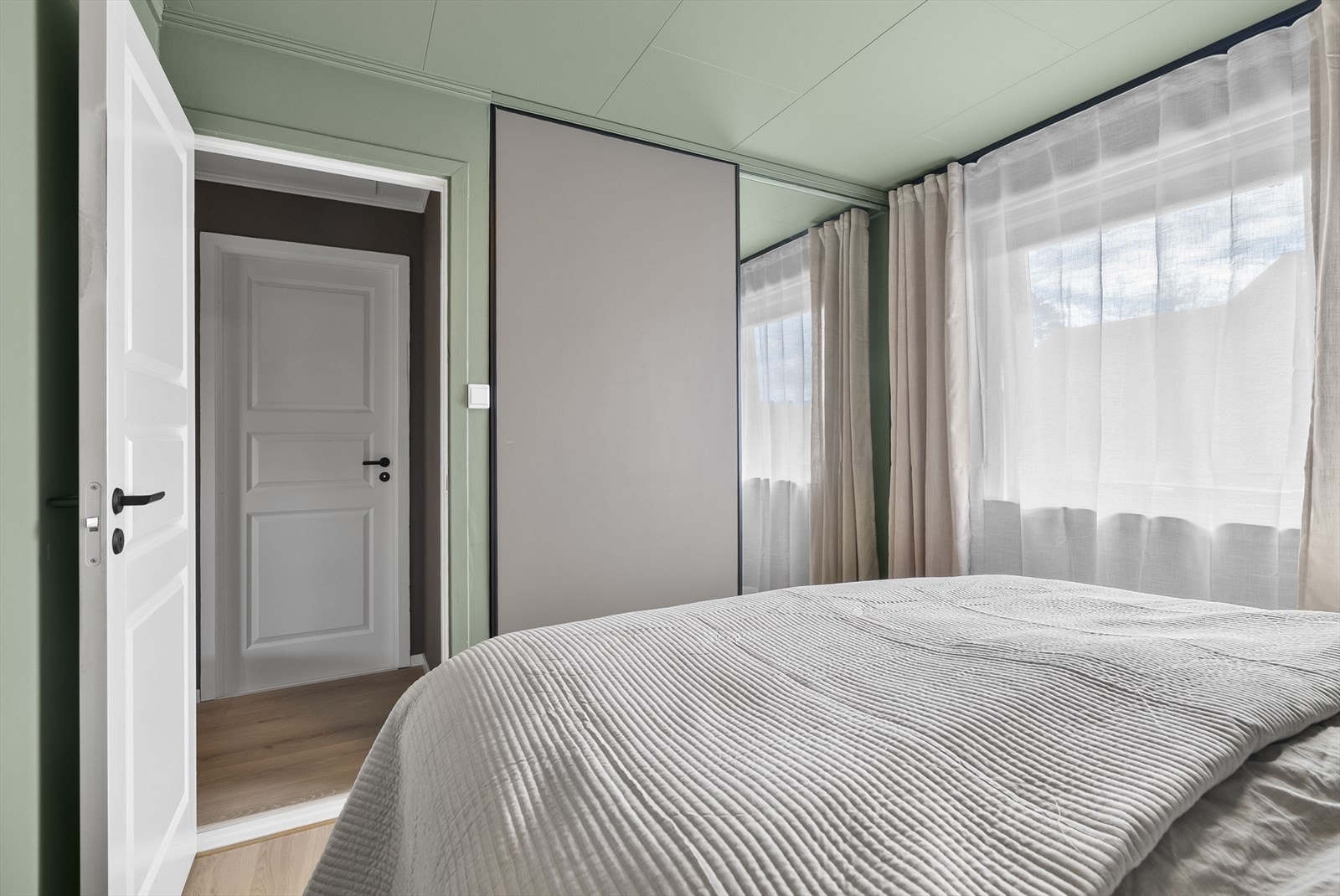Romslig hovedsoverom med skyvedørsgarderobe. Galleribilde