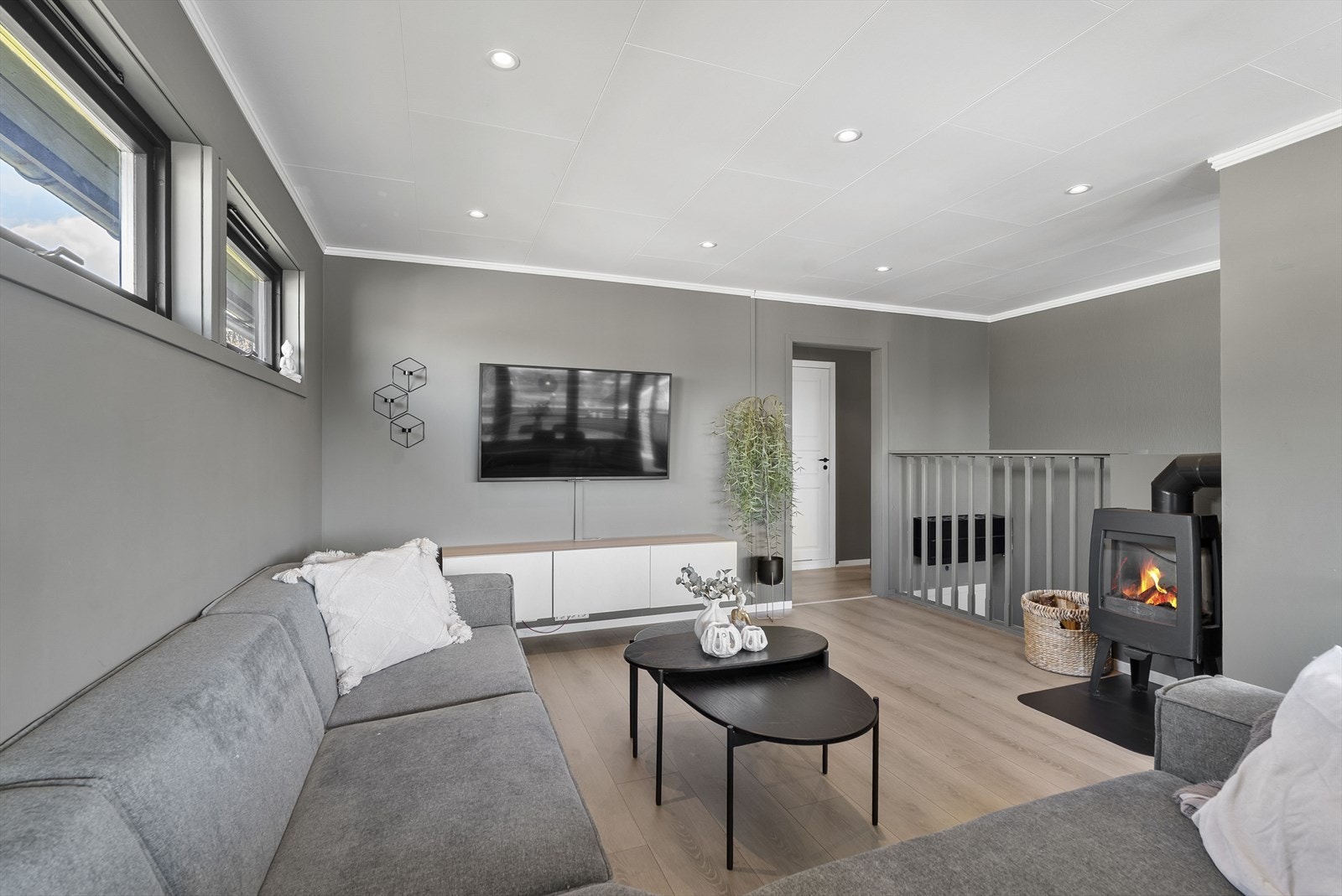 Stuen er utstyrt med vedovn, og varmepumpe. Galleribilde