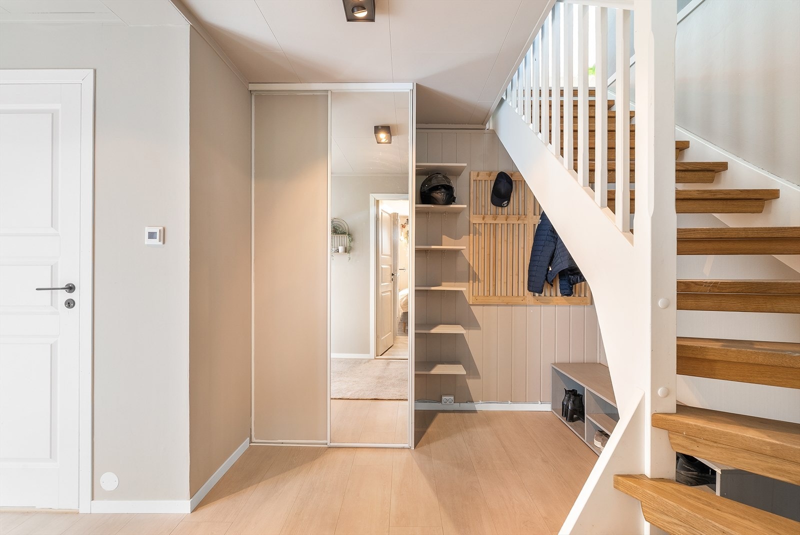 God plass til å henge fra seg yttertøy på vegg og i skyvedørsgarderobe. Galleribilde
