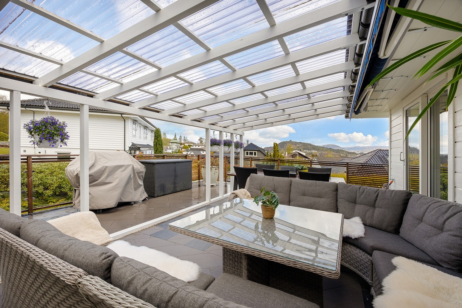 Fra boligens solrike terrasse kan du nyte vakre utsiktsforhold. Galleribilde